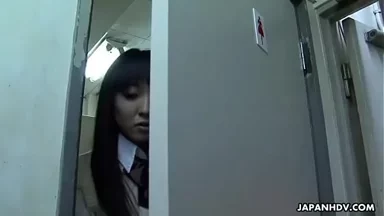 Một thực tập sinh ngây thơ nhỏ bú dương vật của bệnh nhân tâm thần điên loạn