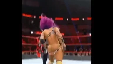 Sự cố wardrobe malfunction của Sasha Banks làm lộ hết cơ thể