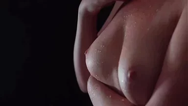 Dùng đá chà lên núm vú và âm vật của tôi