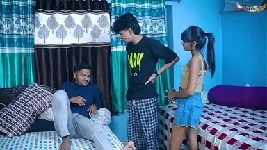 Cô nàng trinh Ấn Độ bị đè cứng với hai bạn trai khi ở nhà một mình - Phim đầy đủ (Âm thanh tiếng Hindi)