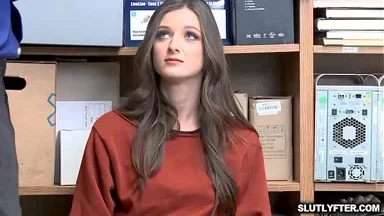 Thiếu nữ xăm trổ trộm cắp cửa hàng bị fuck kiểu dang rộng, thâm nhập sâu vào lồn cô ấy!