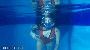 Helen Star trong bộ đồ bơi quyến rũ, lái xe đêm với mặt nạ ở hồ bơi