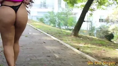 Em gái mập hấp dẫn làm tình điên cuồng giữa quảng trường với chàng trai Nhật cơ bắp. Gabriela Ramos (Phiên bản đầy đủ trên Xvideos Red)