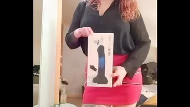 Chúc mừng thứ Ba, các em yêu dấu hư hỏng! À, mình có món đồ chơi tình dục mới mà chưa thử...