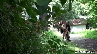 Vuốt ve âm hộ ướt át của cô ấy giữa ban ngày