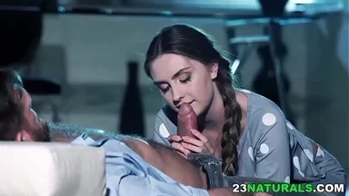 Lena Reif dâng lồn của mình cho chàng trai chăm chỉ