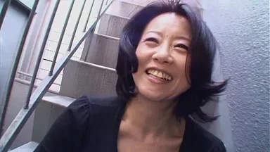 Nữ châu Á tóc nâu Junko Sakashita bị chàng trai kích thích dữ dội đến nỗi cô ấy phơi ngực giữa đường phố.