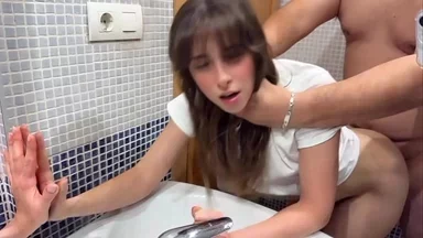 Creampie vào lồn lông xồm của tôi, bố dượng đổ đầy tinh vào trong phòng tắm khi bạn bè ông ấy ở phòng khách