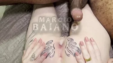 Sau buổi quay, vẫn thèm khát điên cuồng, không xem được mông em gái mới, thế là lên tầng phun từ phía sau vào Lorrany Exotica và Eliane Hurricane