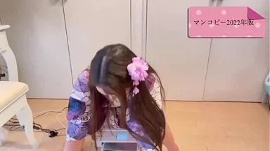 Một cô nàng Nhật Bản xinh nóng bỏng từ suối nước nóng cố in vùng kín của mình bằng máy photocopy