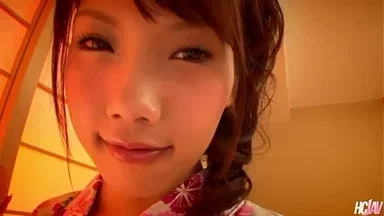 Cô nàng Nhật Bản trẻ và dâm đãng Ageha Kinoshita nuốt dương vật