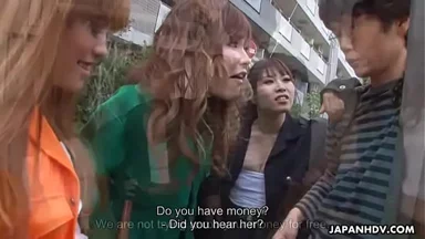 Đĩ Á Châu gangster đang quấy rối thằng ngốc