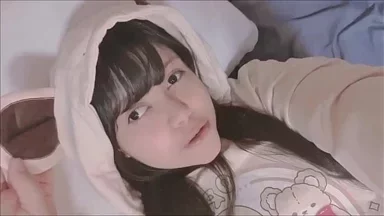 Cô gái trẻ xinh đẹp massage lồn nhỏ của mình