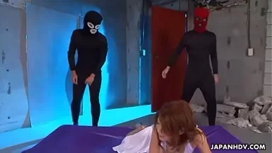 Con đĩ châu Á vuốt ve và bú hết các con cặc