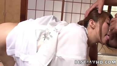 Cô nàng Nhật Bản khát tình hút chim trước để có buổi creampie dã man bẩn thỉu với đồng nghiệp. XXX