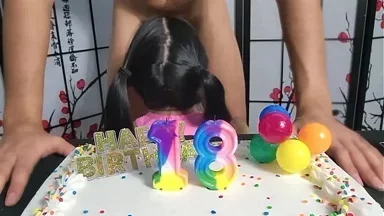 Chúc mừng sinh nhật 18 tuổi nóng bỏng của học trò phản bội yêu thích tôi! Bạn trai ngớ ngẩn của cô ấy chẳng được mời.