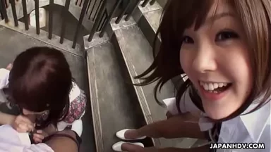 Cô nàng ngốc nghếch bú dương vật để nhận nước tinh