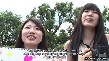 Hai cô nàng châu Á dễ thương tuổi teen đi nhờ xe mút dương vật trong xe hơi