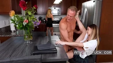 Con gái kế trong đồng phục được lợi dụng miễn phí