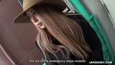 Cô nàng Á Đông đội mũ bú con cặc to một cách chậm rãi